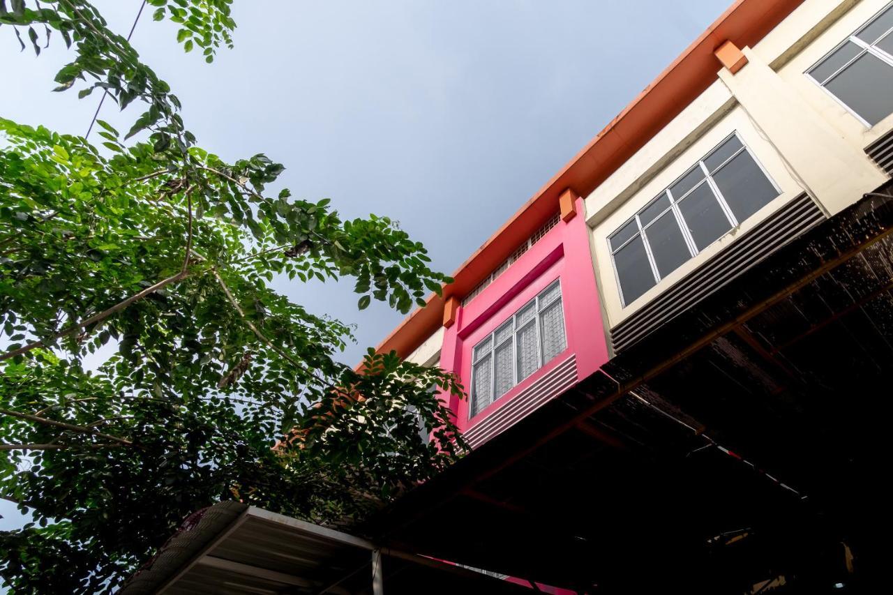 Oyo 1557 Bungas Guest House Medan Exterior photo