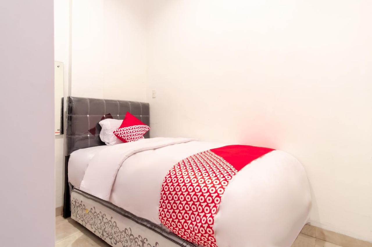Oyo 1557 Bungas Guest House Medan Exterior photo