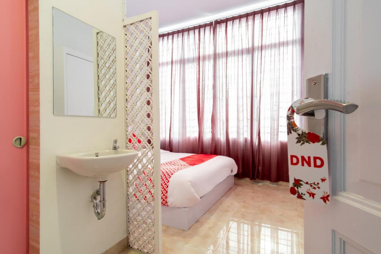 Oyo 1557 Bungas Guest House Medan Exterior photo